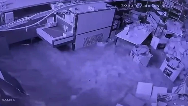 Sel anları güvenlik kamerasına yansıdı