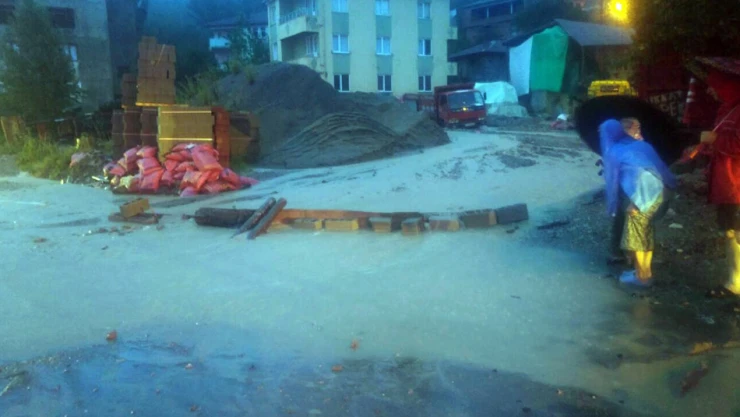 Sel yolları yıktı