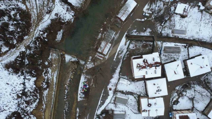 Şelalede Kar Güzelliği