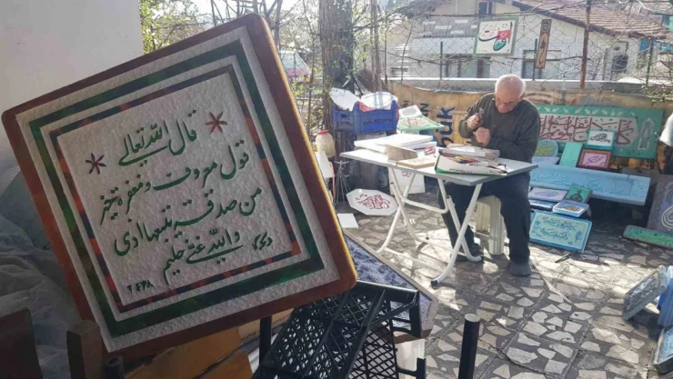 Selatin Camilerinde Gördüğü Hat Yazılarını 51 Yıldır İşliyor