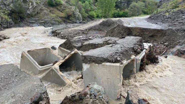 Selde zarar gören yollar onarılıyor