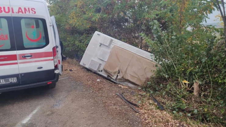 Servis midibüsü devrildi: 13 yaralı