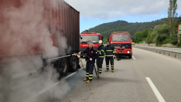 Seyir halindeki TIR alev aldı