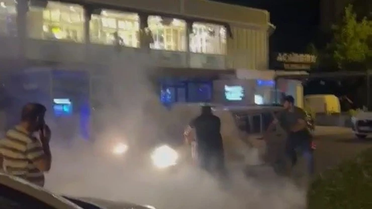 Alev Alan Otomobilin Yardımına Vatandaşlar Yetişti