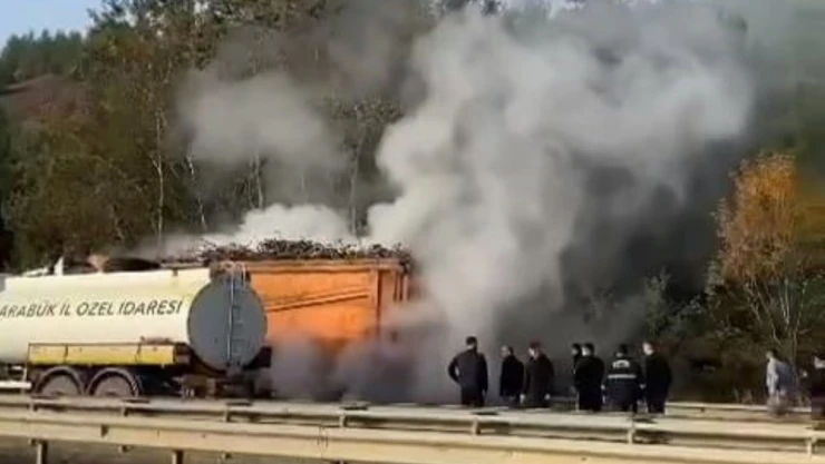 Seyir halindeyken lastikleri alev alan kamyon korkuttu