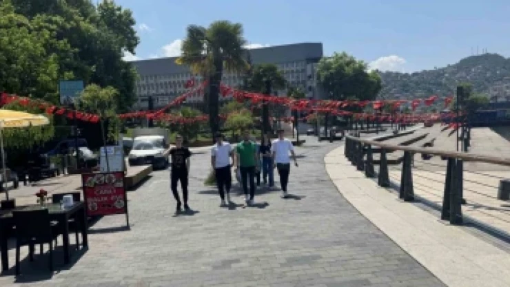 Sıcak Havayı Gören Sahile Koştu