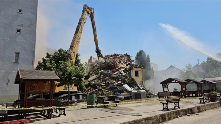 Sındırgı'da Ağır Hasarlı Binaların Yıkımı Sürüyor