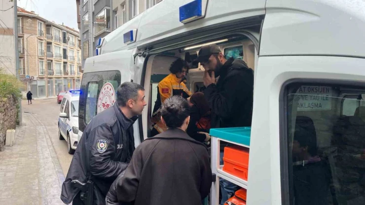 Sinir Krizi Geçirdi, Camı Yumruklayarak Yaralandı