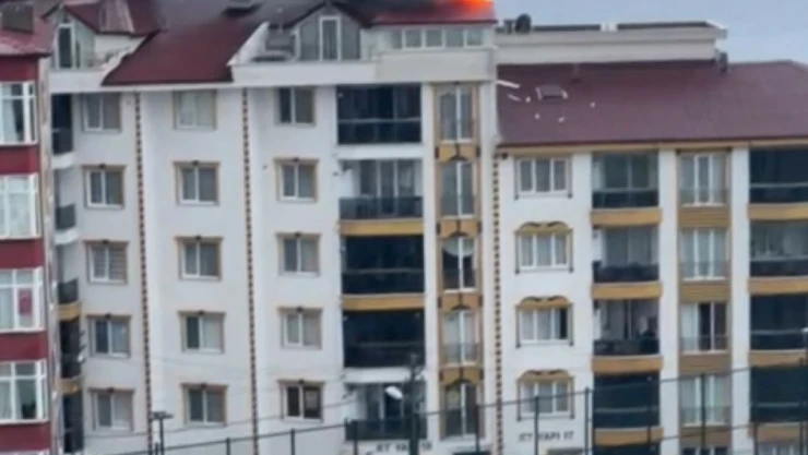 Sinop'ta Bir Apartmanın Çatı Katına Yıldırım Düştü