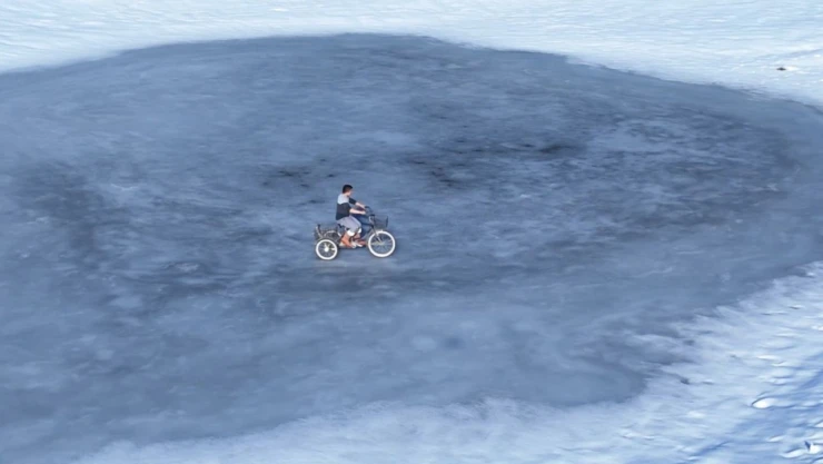 Sinop'ta Buzla Kaplı Gölde Bisiklet Keyfi