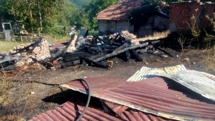 2 Ahşap Ambar Küle Döndü