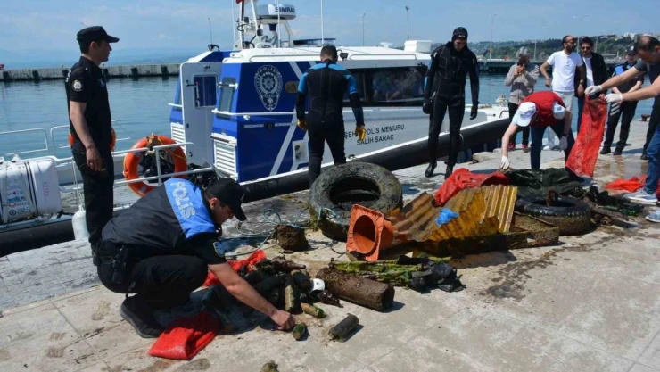 Deniz Altından Atık Malzemeler Çıkarıldı