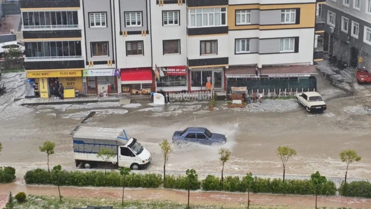 Sinop'ta Dolu Ve Sağanak Hayatı Olumsuz Etkiledi