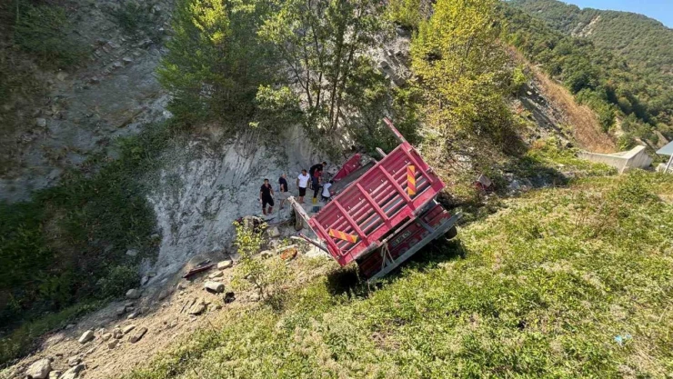 Sinop'ta Kamyon Şarampole Uçtu: 1 Ölü