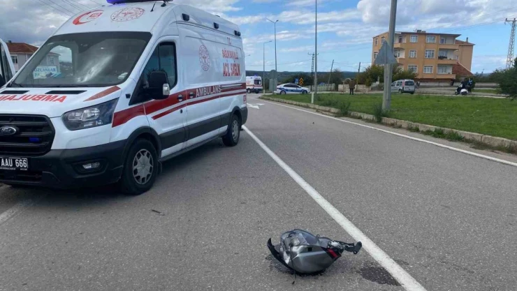 Hafif Ticari Araç İle İki Motosiklet Çarpıştı: 2 Yaralı