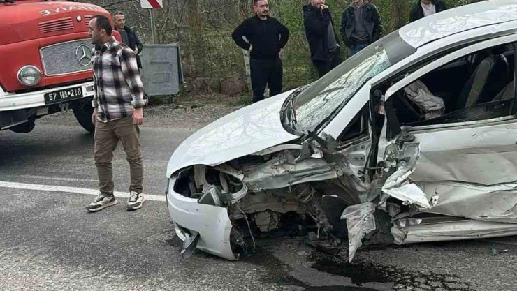 Sinop'ta İki Otomobil Çarpıştı: 7 Yaralı