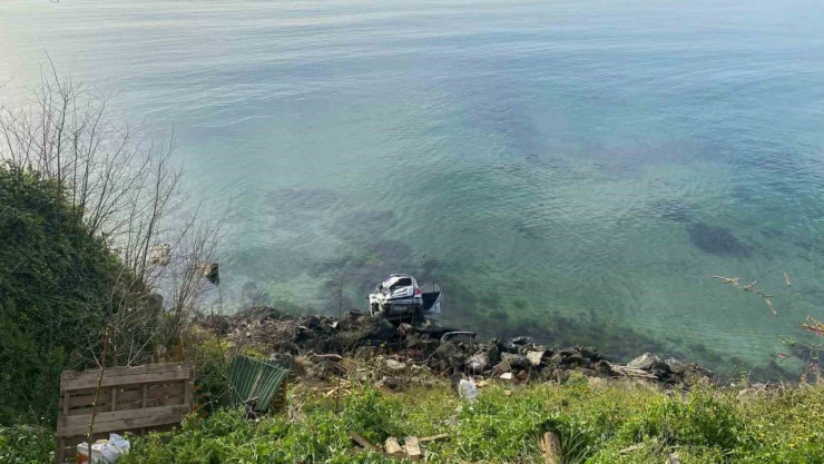 Sinop'ta Otomobil Denize Uçtu
