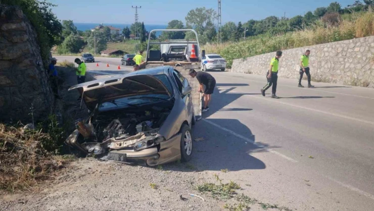 Sinop'ta Otomobil Duvara Çarptı: 1'i Bebek 3 Yaralı