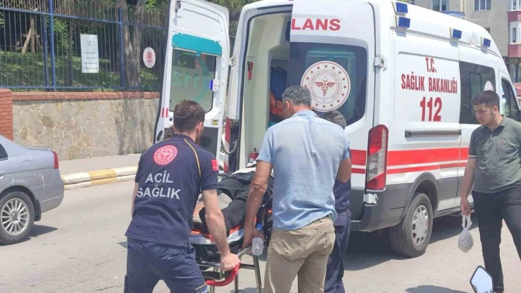 Otomobille Çarpışan Motosikletteki 2 Kişi Yaralandı