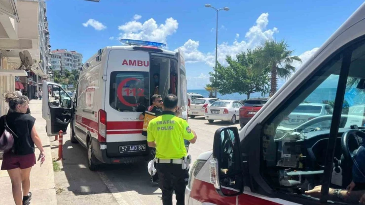 Sinop'ta Otomobille Motosiklet Çarpıştı: 2 Yaralı