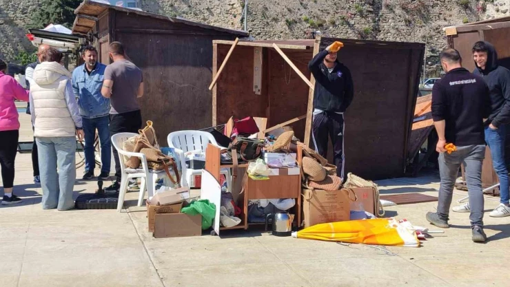 Şiddetli Rüzgar Seyyar Tezgahları Yıktı