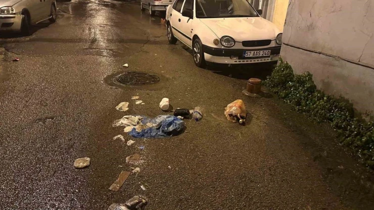 Sinop'ta Sokağa Bırakılan Çöpler Tepki Çekti