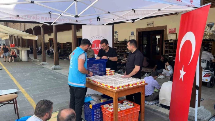 Sinop'ta Vatandaşlara Aşure İkramı