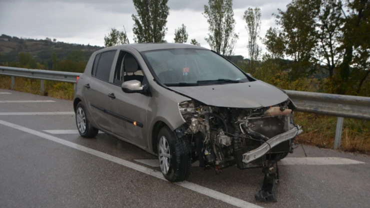 Sinop'ta virajı alamayan araç refüje çarptı