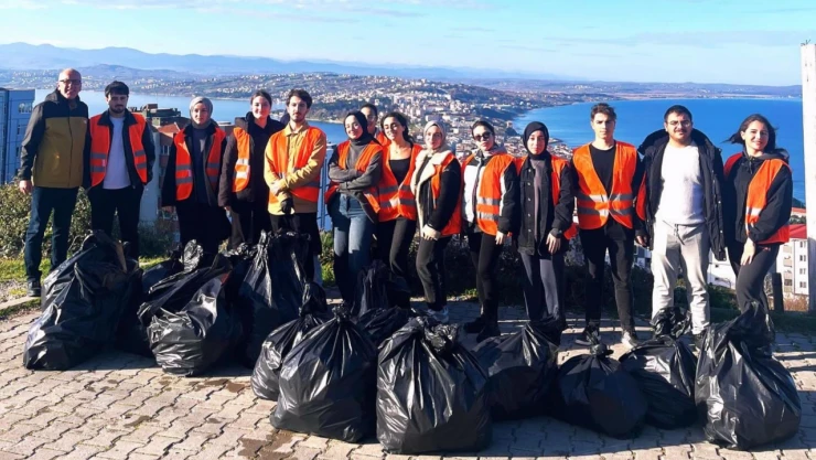 Sinop Üniversitesi Öğrencilerinden Temizlik Çalışması