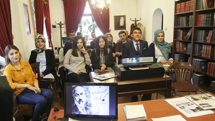 Sohbet-i Tarih'te gün Mehmet Akif