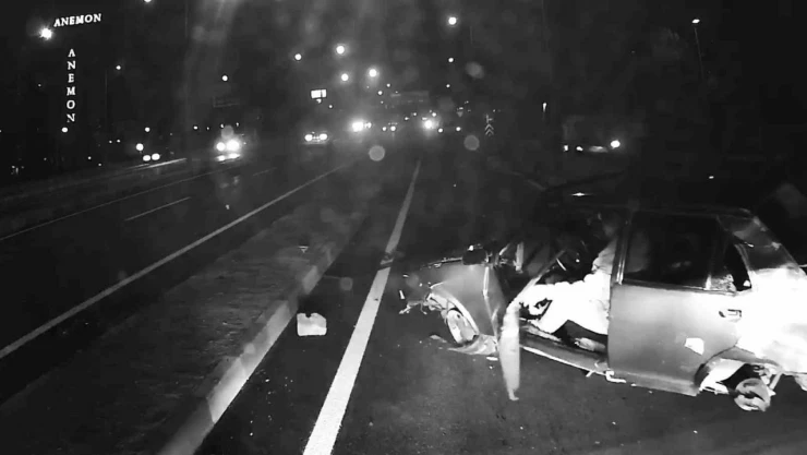 Karşı Şeride Geçip Minibüs Ve Motosiklete Çarptı: 1 Yaralı