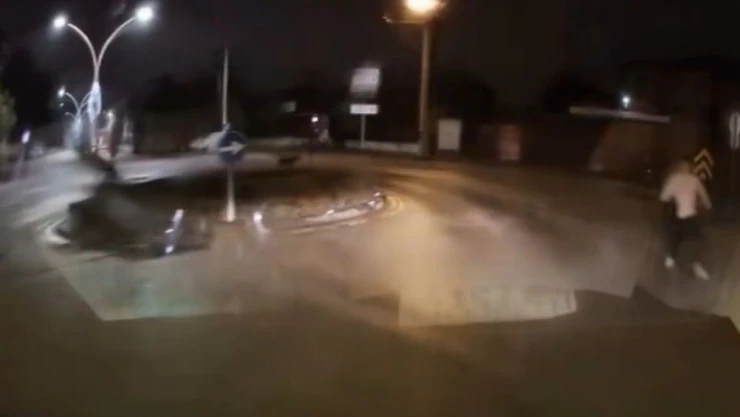 Sokakta Köpeklerin Kovaladığı Genci Böyle Kurtardı