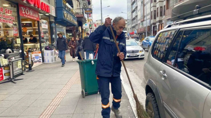 Zonguldak'ta Sokakta Temizlik Yapan Görevliyi Darp Ettiler
