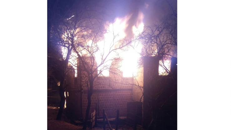 Şömineden çıkan yangın evi kül etti