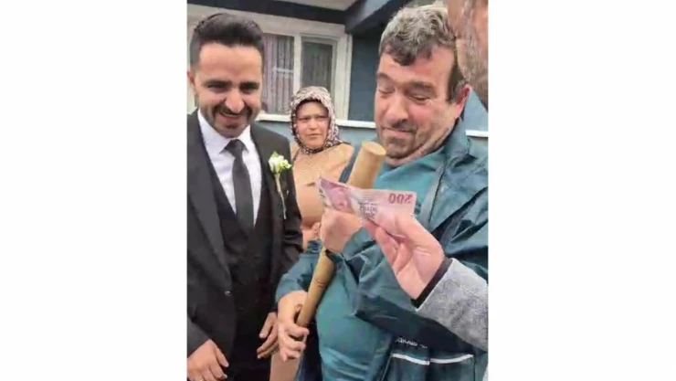 Sopayla Gelin Arabasının Önünü Kesip Bahşiş Aldı