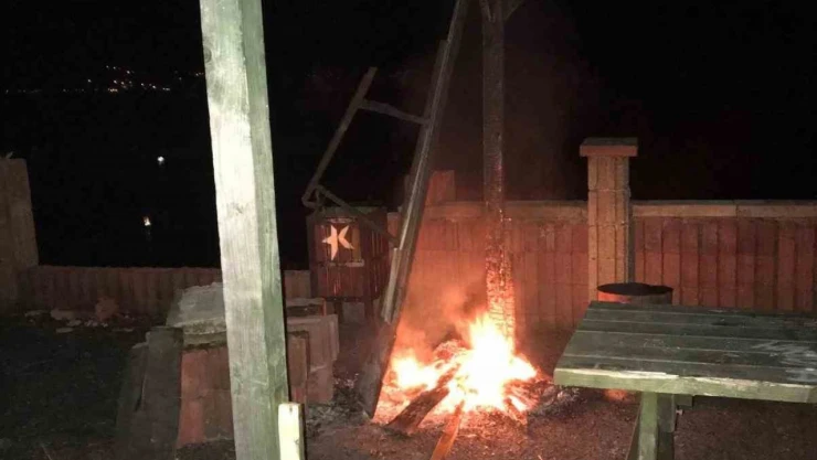 Etkileşim İçin Kamelyayı Ateşe Verdiler