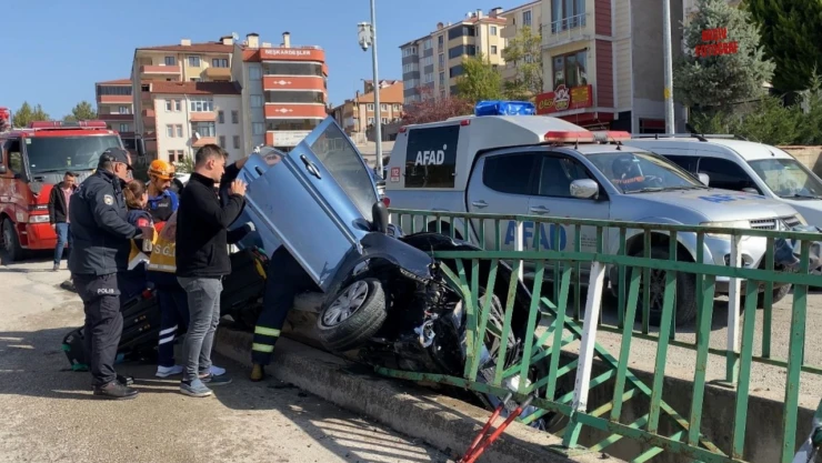 Su kanalına devrilen otomobilin sürücüsü yaralandı