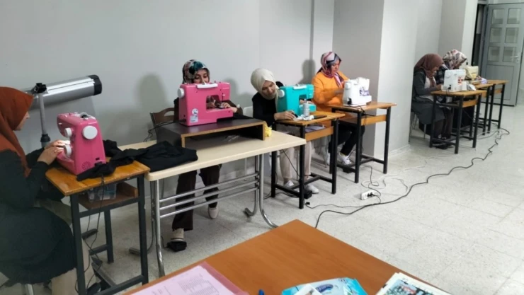 Sungurlu'da Kursiyerler Gazzeliler İçin Giysi Dikti