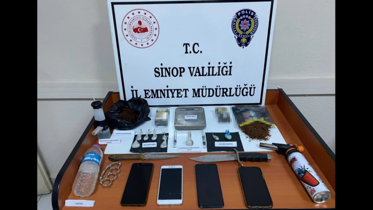 Şüphe Üzerine Durduruldu: Uyuşturucu Madde Ve Kesici Alet Çıktı