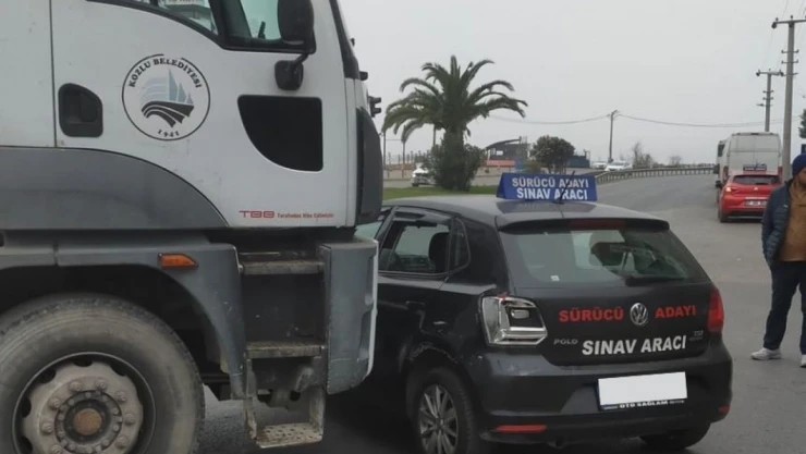 Sürücü Kursu Aracı Kaza Yaptı