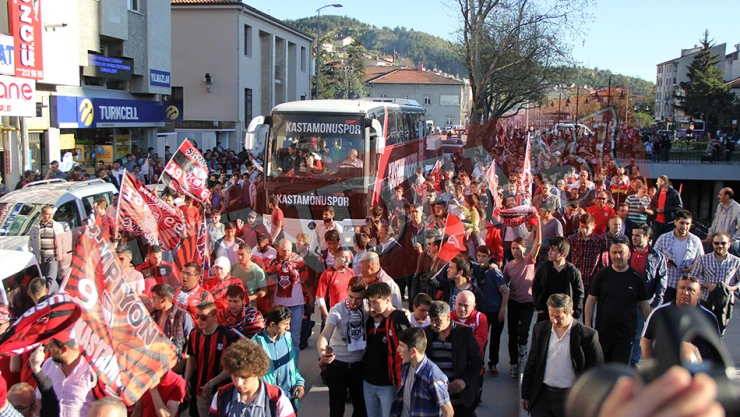 Taraftar, takım otobüsünün önünü kesti