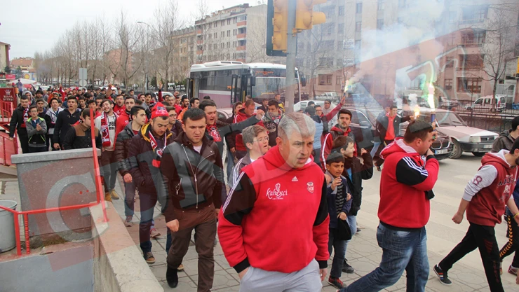Taraftarlar, meşalelerle stada yürüdüler