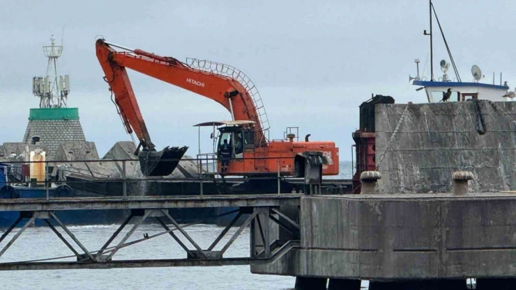 Tarak Gemisi, Limanı Temizlemeye Devam Ediyor