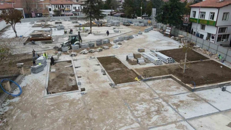 Tarihi Çorum Meydanı'nda Çalışmalar Tüm Hızıyla Devam Ediyor