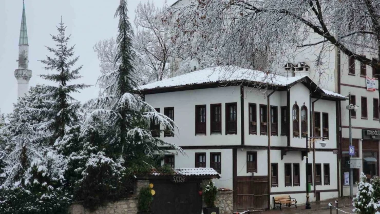 Tarihi Kent Mart'ta Beyaz Örtüyle Kaplandı