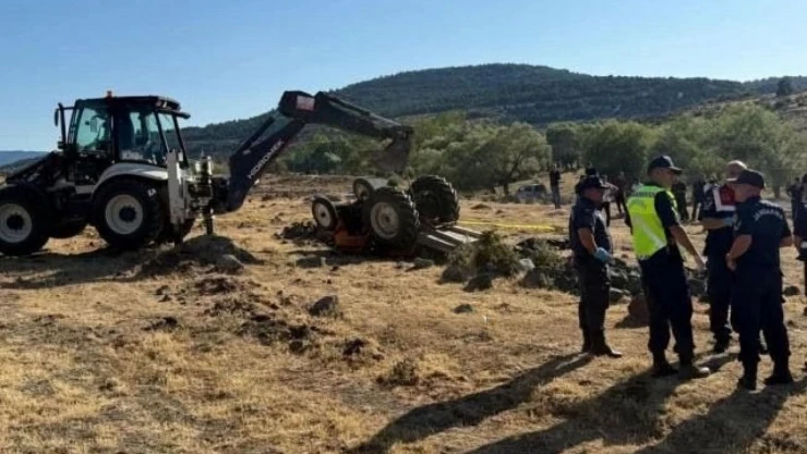 Tarlada Devrilen Traktörün Altında Kalan Çift Hayatını Kaybetti