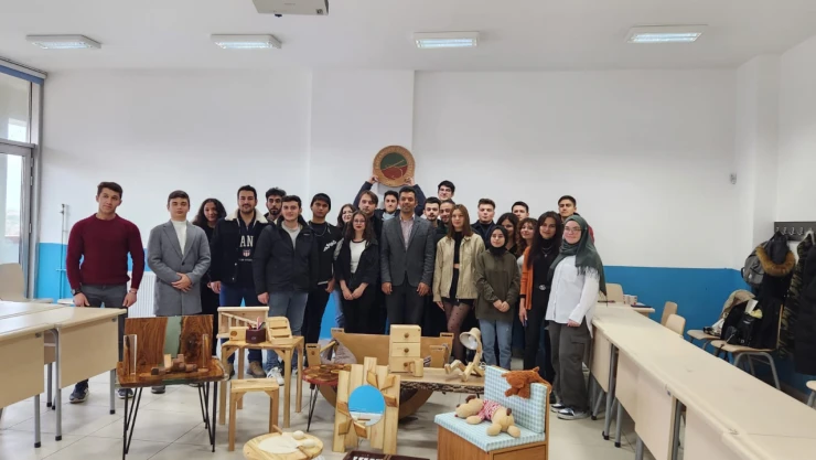 Tasarladıkları Ürünler Sergilendi