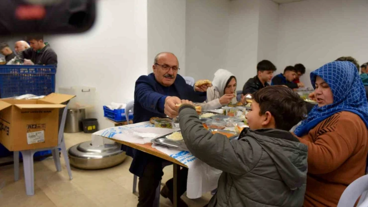 Belediye Başkanı Arslan, İlk Orucunu Vatandaşlarla Açtı