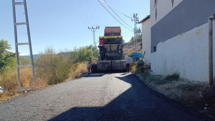 Taşköprü'de Köy Yollarında Asfalt Çalışmaları Sürüyor
