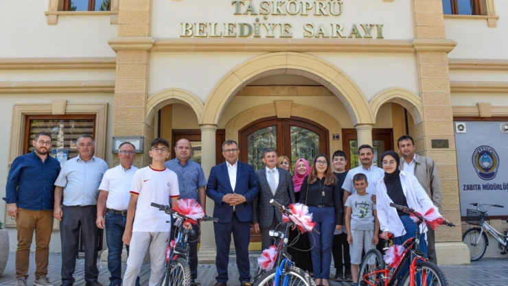 Taşköprü'de LGS'de ilk 3'e giren öğrencilere ödül